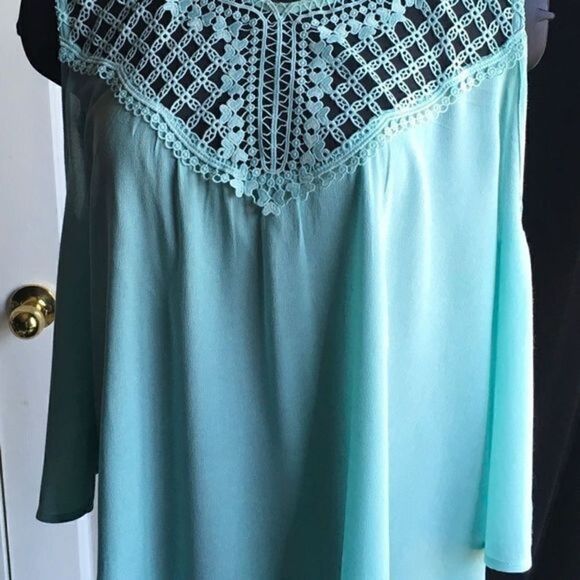 Grace and Lace Top - Picture 2 of 7